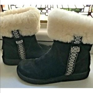 UGG METRO TAS  #5677 BLACK BOOT SIZE 8